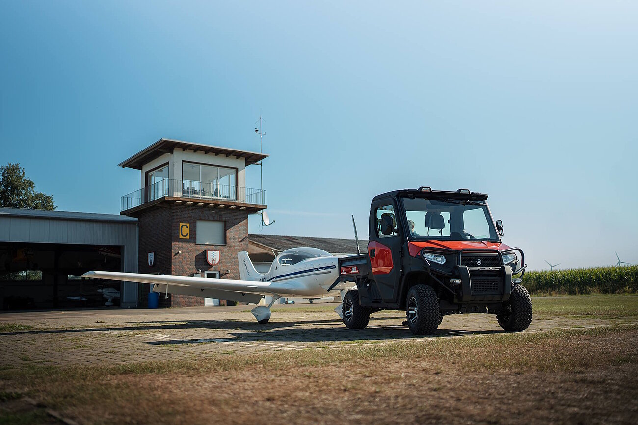KIOTI K9 2410 C auf dem Flugplatz