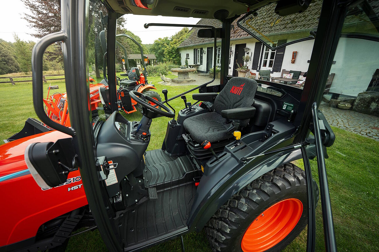 KIOTI CX2510 CH Cockpit 