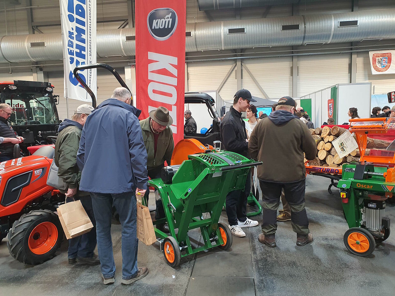 Präsentation von Maschinen zur professionellen Holzzerkleinerung