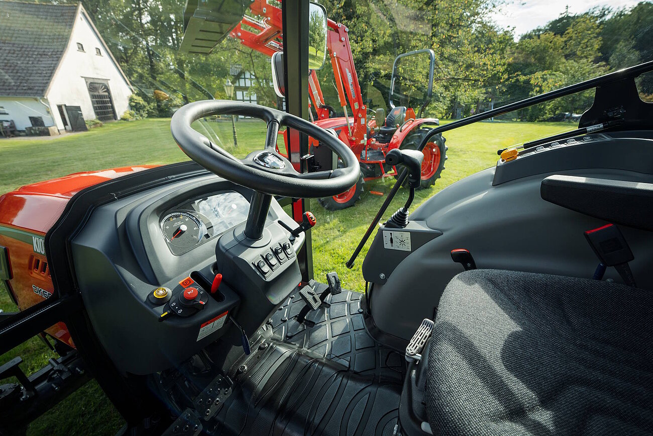 KIOTI DK6020 CH Cockpit