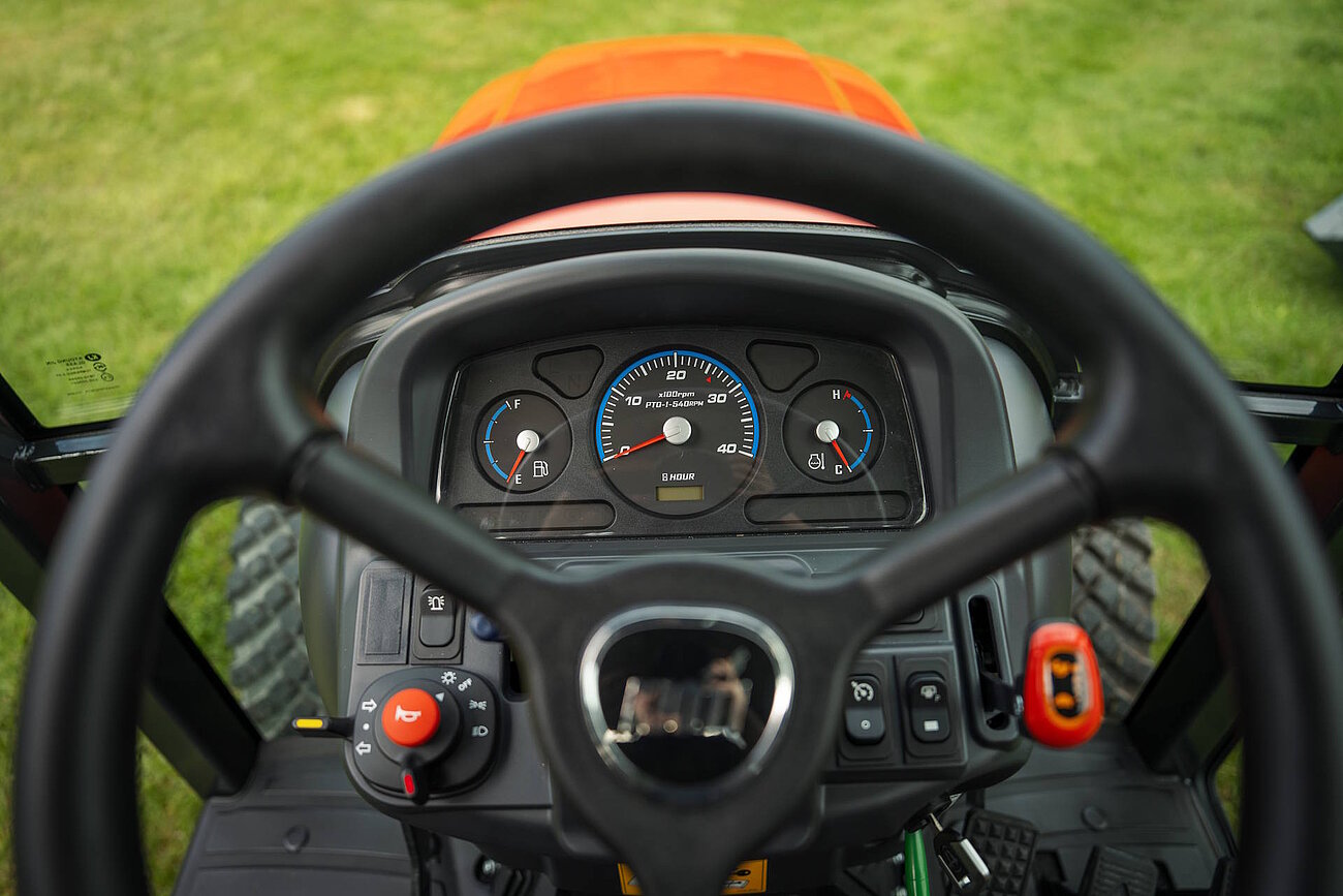 KIOTI CX2510 CH Cockpit 