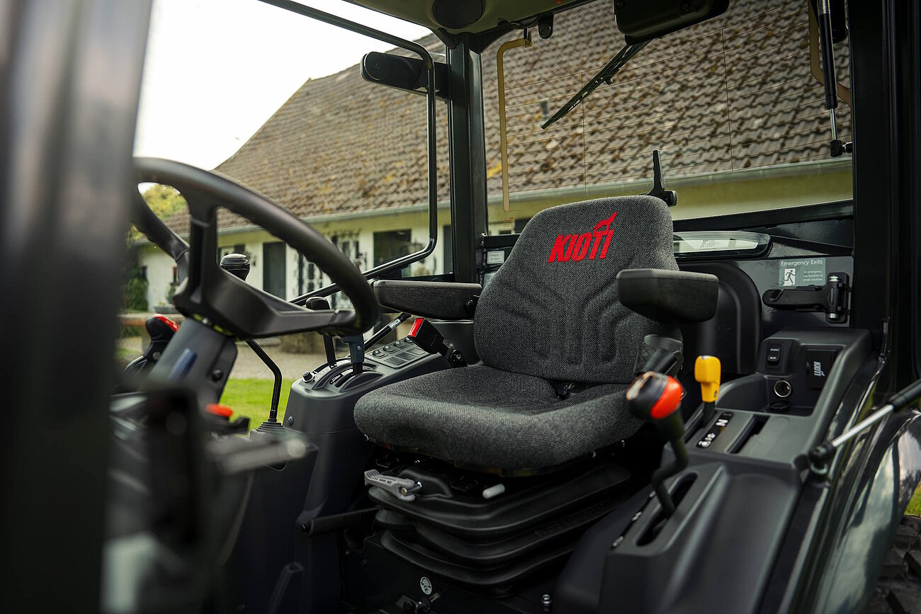 KIOTI CX2510 CH Cockpit 