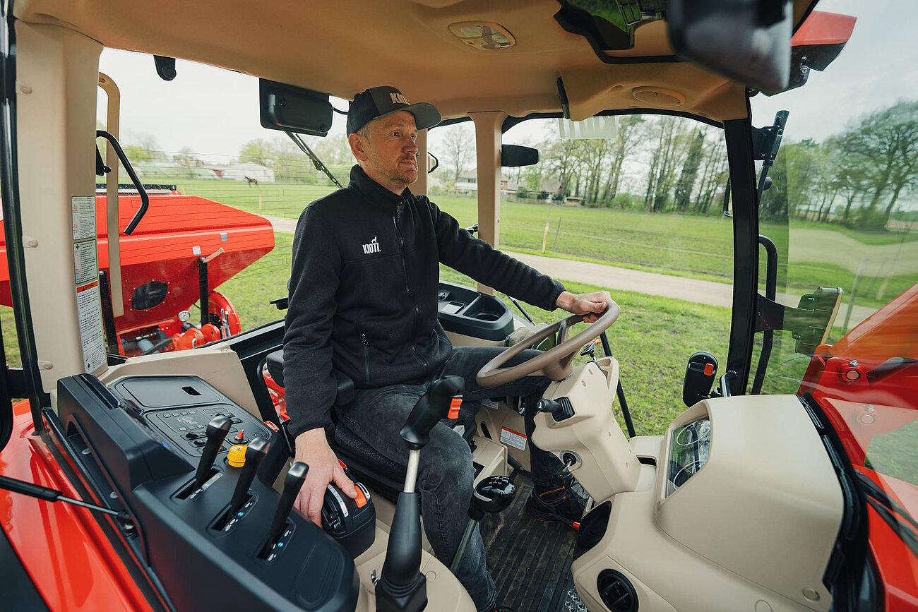 KIOTI RX8040PC-GE Cockpit