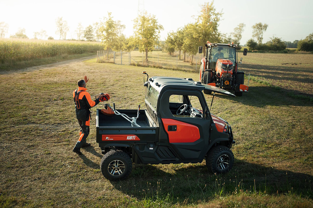 KIOTI K9 2410 C an der Obstwiese
