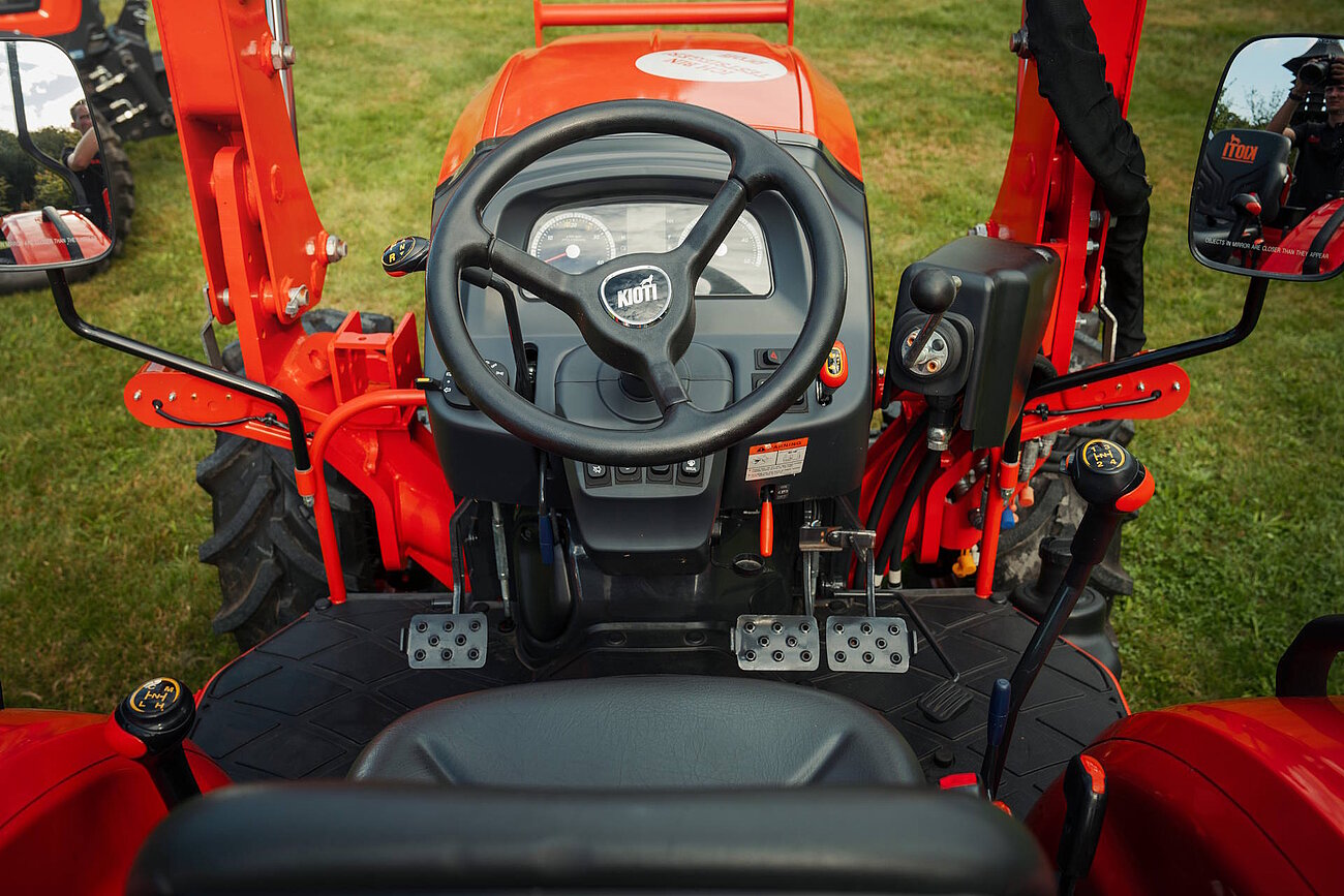 KIOTI DK5020 HS Cockpit 