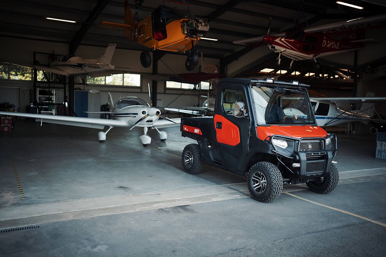 KIOTI K9 2410 C am Flugplatz